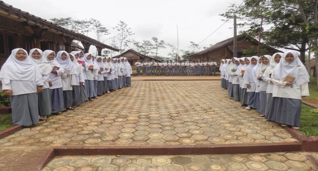 Santri dan Santriawati SMA IT Raudhatul Ulum